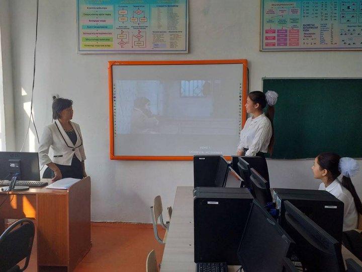 "1-қыркүйек Білім күні" мерекесіне орай "Адалдық сағаты" тақырыбында барлық сыныптарда тәрбие сағаттары өтті.